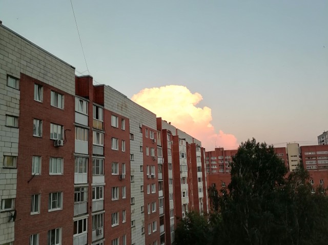 Какое-то странное лето на Урале. Сейчас и гремит, но дождя нет, зато половина неба хмуро, остальную половину солнце заняло