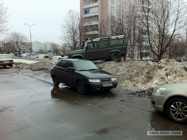 Внедорожник и парковаться должен внедорожно