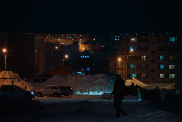 Фотограф снимает окраины города, превращая действительность в кадры «Бегущего по лезвию»
