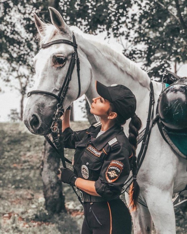 Из-за леса выезжает конная полиция: премьера - не репетиция