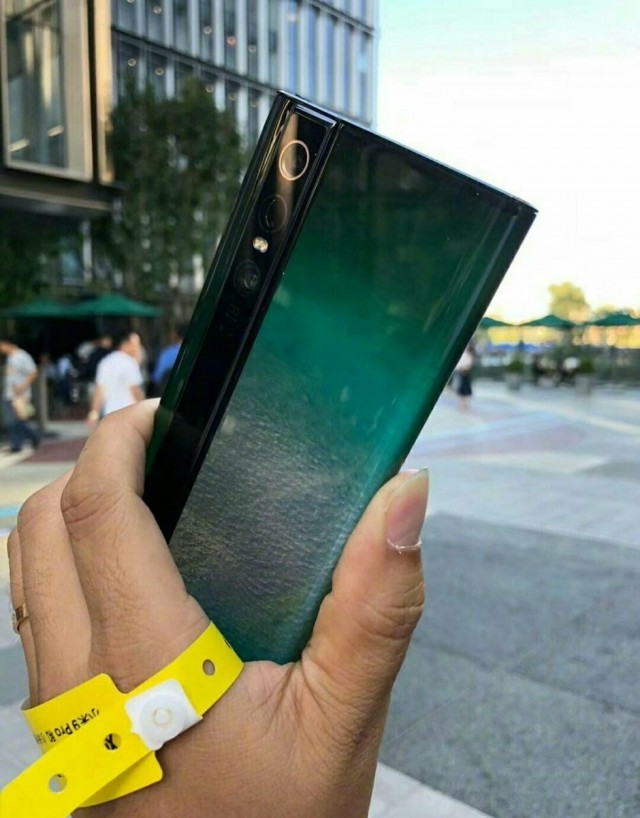 Xiaomi представила Mi Mix Alpha — смартфон с «обёрнутым» вокруг него экраном