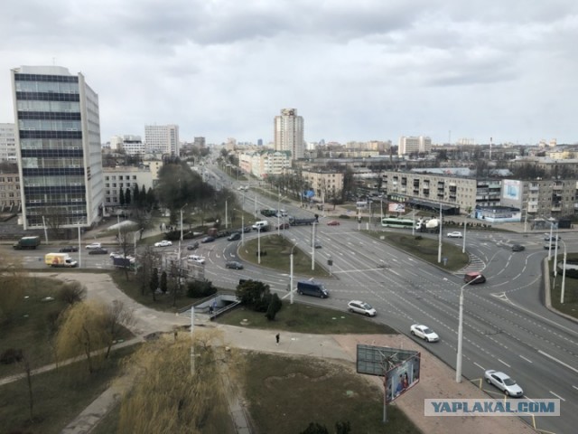 Давайте фото у кого какой вид из окна на оживленные улицы городов в настоящий момент