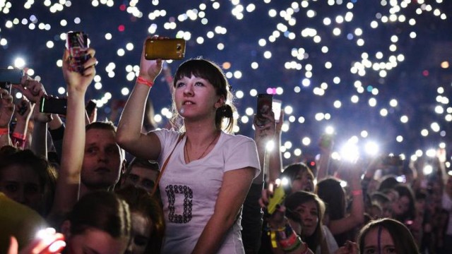 В Канаде смотрительница парка впервые за 8 лет поймала момент выхода из спячки медведя-гризли