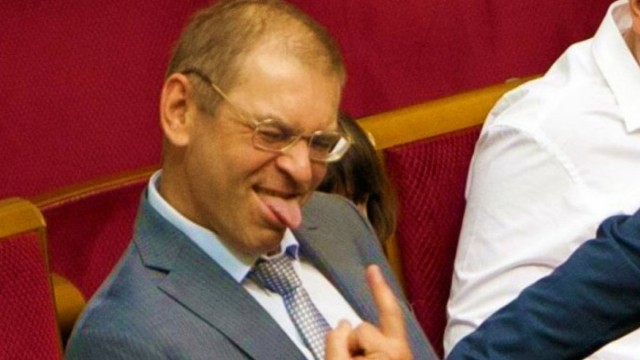 Столкновения начались под Кабмином в Киеве, люди требуют отменить карантин