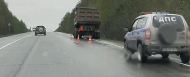Погиб водитель, врезавшийся в брошенный на трассе грузовик.