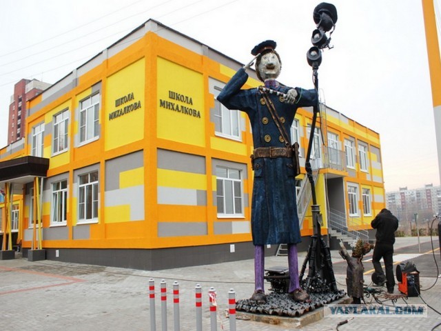В Азове появился памятник «гаишнику»