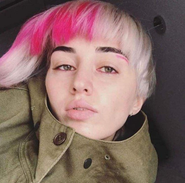В Дагестане суд отобрал у женщины троих детей из-за розовых волос и татуировок