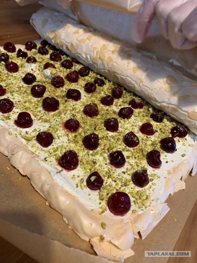 Меренговый рулет с вишней и орехами