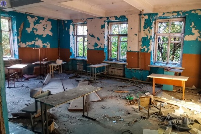 Разбитая при боях за город школа №11 в Мариуполе