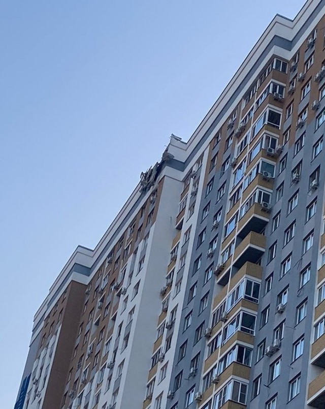СМИ публикуют кадры попадания беспилотника в высотку в Саратове
