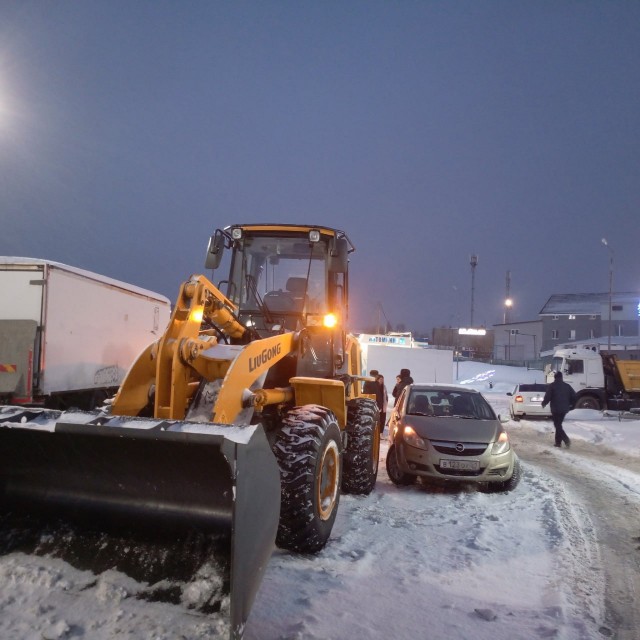 Мешают тут всякие снег убирать!