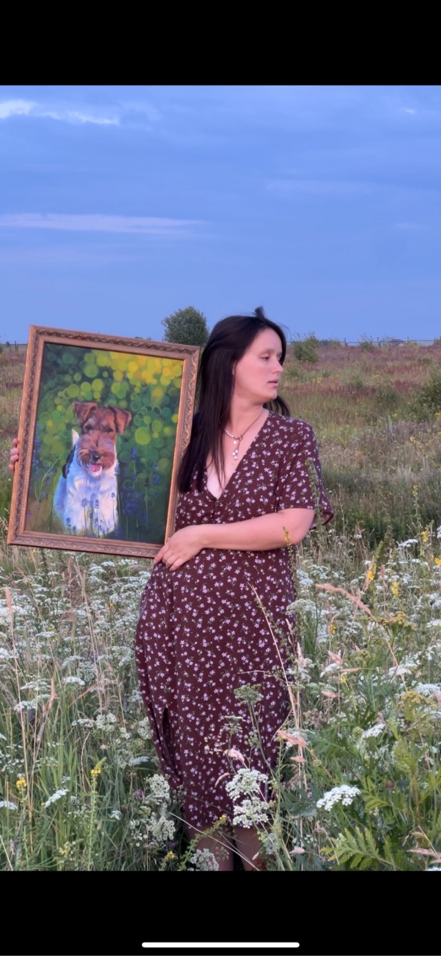 Фотосессия с картиной в июльском поле