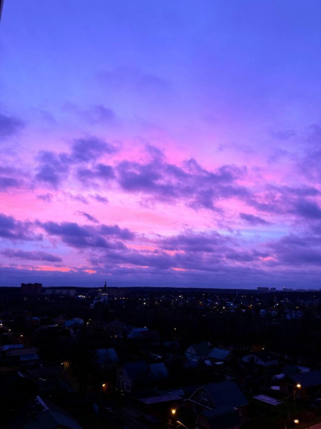 Необычный розовый рассвет наблюдали сегодня в Москве и Подмосковье