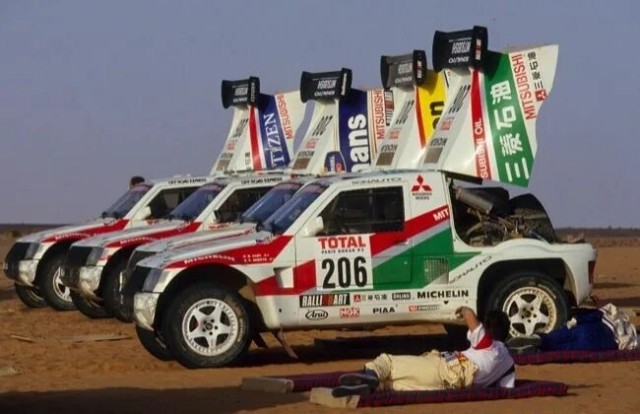 Новый Pajero выходит на рынок Японии по цене от 6 193 000 иен (около 3,2 млн рублей).