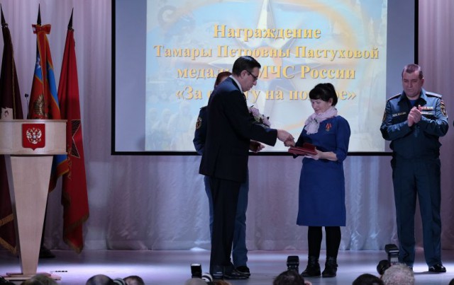 Крановщица, спасшая людей получила награду "Почетный строитель России"