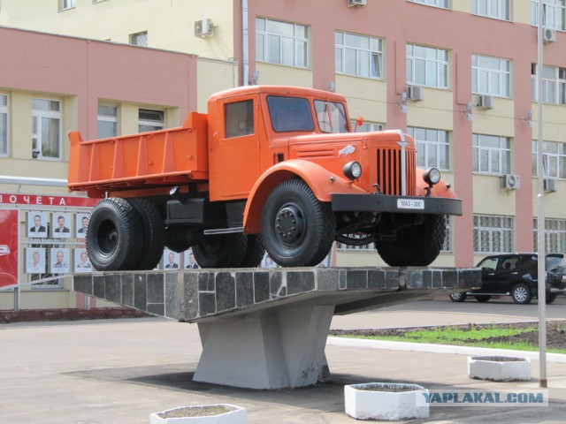 Автомобили на постаменте