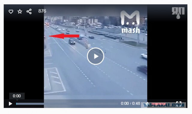Самосвал перевернулся и засыпал щебнем легковушку в Москве, один человек погиб