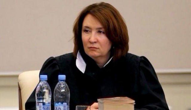 У Хахалевой дел невпроворот - и судит, и повышает мебели торговый оборот