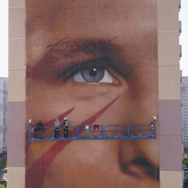 В Подмосковье итальянский художник нарисовал портрет Гагарина высотой с 19-этажный дом