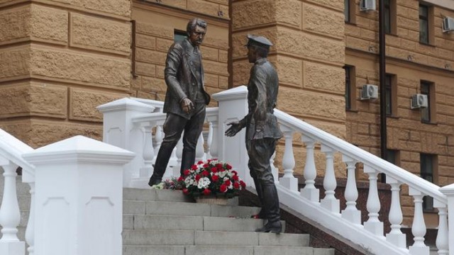 Владимир Арапов - он ловил бандитов и маньяков после войны. С него писали и Жеглова, и Шарапова