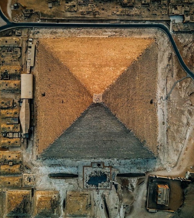 Великие пирамиды -- непривычный ракурс,  вид сверху
