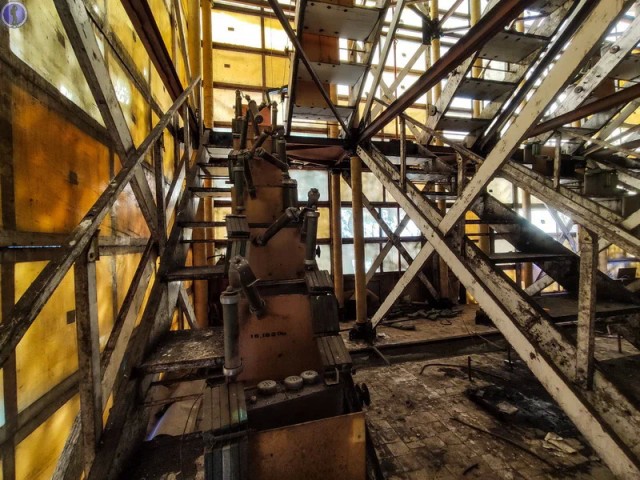 Здесь изучали воздействие ядерного взрыва на электронику: заброшенный стенд "Эфес" военной высоковольтной лаборатории