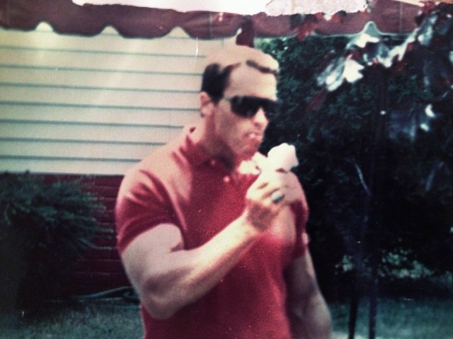 Арни в 1986-м ест мороженку