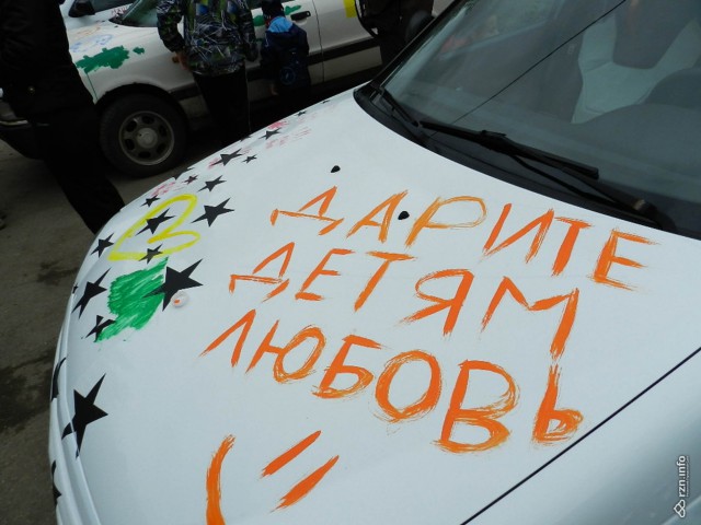 Взрыв эмоций. Дети с онкологией в Рязани разрисовали машины добровольцев