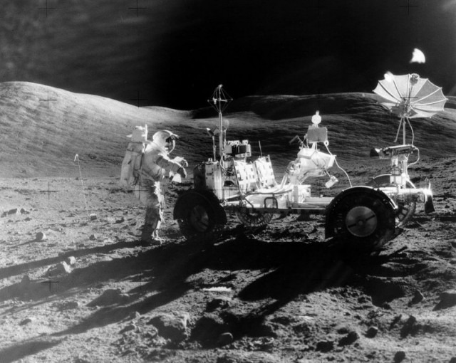 Шесть машин, припаркованных на Луне