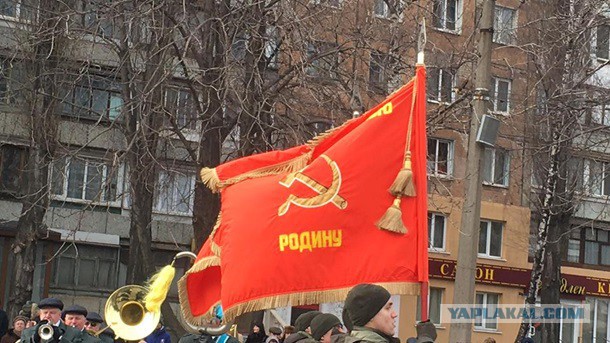 В Кривом Роге нацгвардейцы вышли на парад с советскими флагами