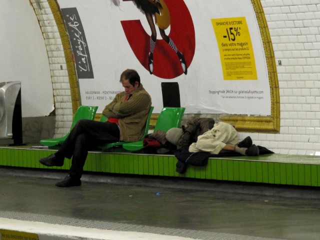 Обычное парижское метро в будний день