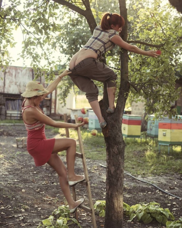 Девушки. Сельская тема