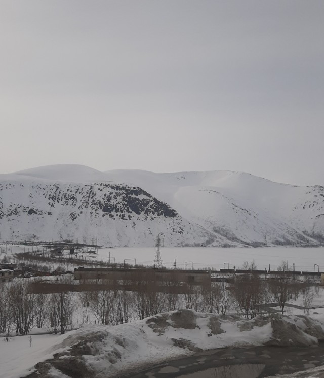 Все деревья а серебре, пляшут зайцы на горе, на реке сверкает лёд, наступает...