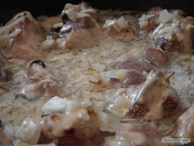 Мясо с черносливом в горчичном соусе