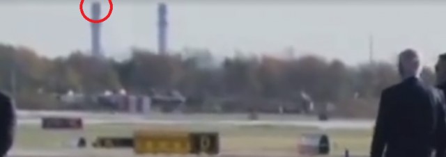 Джо Байден удачно спустился по трапу, прошел мимо машины, и уверенной походкой устремился куда-то в горизонт
