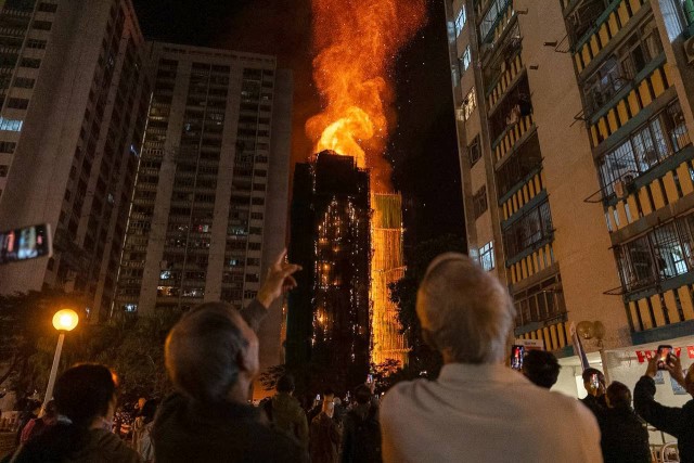 В Гонконге вспыхнул сильнейший за 17 лет пожар