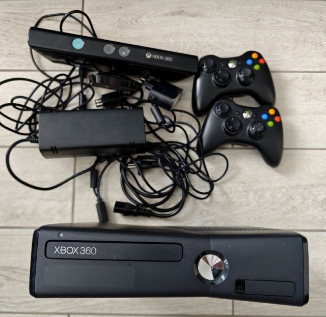 Xbox 360 + Kinect  + 12 дисков