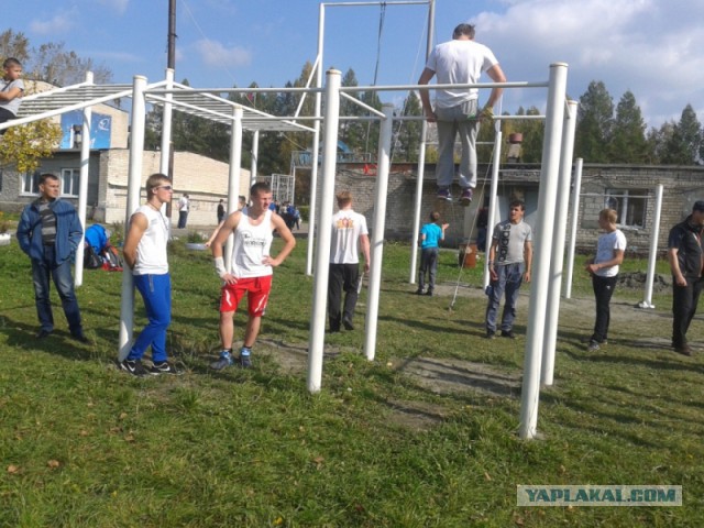 Мегарукажопим спортивную площадку.
