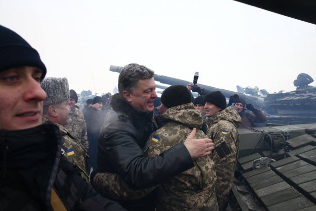Колонна техники ополчения движется в Мариуполь