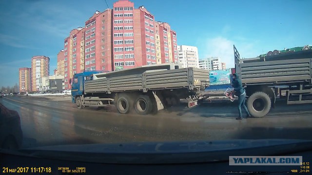 Пешеход с корзиной продуктов врезался в грузовик
