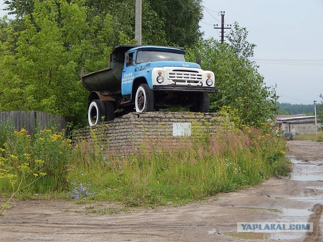 Автомобили на постаменте