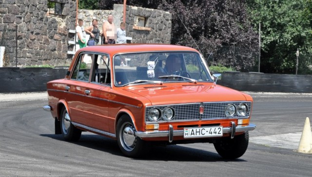 Юбилей "тройки": 45 лет классической ВАЗ-2103... В море хрома и велюра!