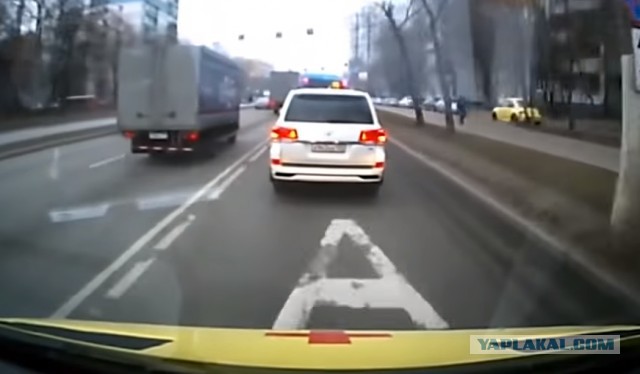 Крузак не пропускает скорую
