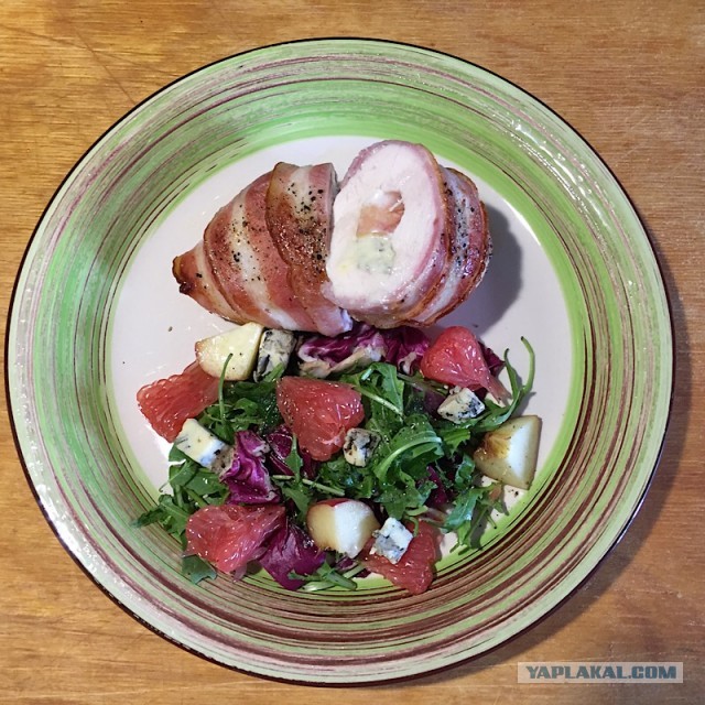 Куриное филе с голубым сыром с персиком и салатом