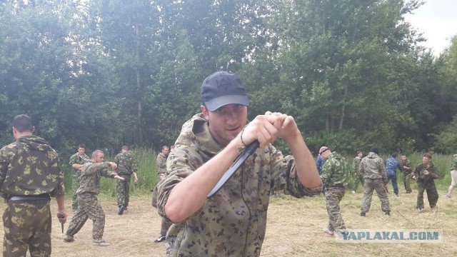 В Екатеринбурге неизвестный напал с ножом на 17-летнюю девушку 