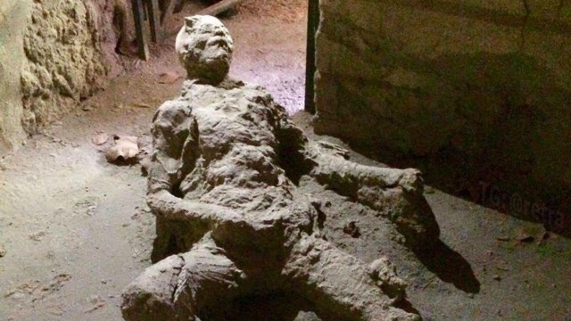 Девушки на улице. Давайте посмотрим на них. Чем они занимаются?