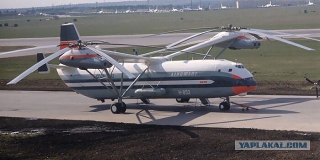 Ничего необычного, просто Король всех вертолётов Ми-26 перевозит Ту-134