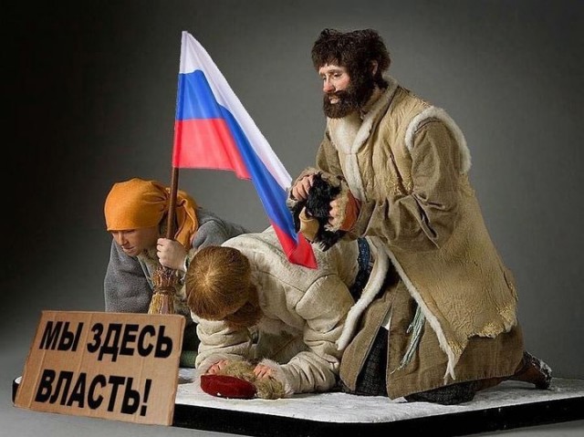 В Орске люди собрались на главной площади города, они жалуются на местные власти и на размер выплат после потопа