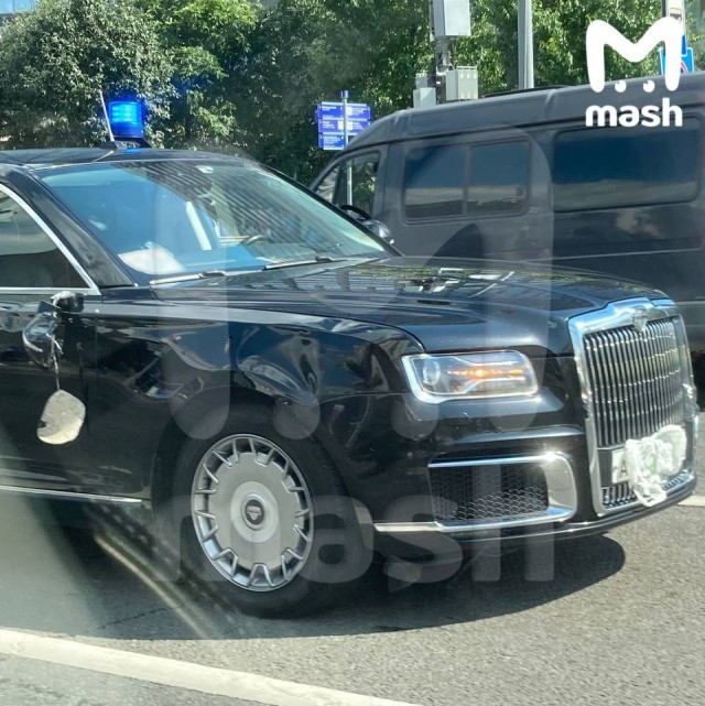 Правительственный AURUS Senat с мигалкой сбил человека на Новом Арбате в Москве