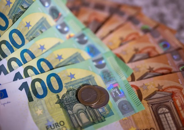 Замглавы Минфина Моисеев посоветовал россиянам избавиться от наличной валюты